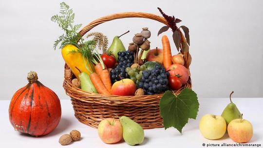 تغییر مواد غذایی روزانه

تغییر مواد غذایی روزانه برای کاهش وزن بدن بسیار ضروری است. سبزی‌ها، میوه، نان سبوس دار و لبنیات کم چربی باید به بخش اصلی مواد غذایی تبدیل شوند و به هنگام پخت غذا باید به این نکته توجه داشت که از مصرف زیاد روغن جلوگیری شود.
