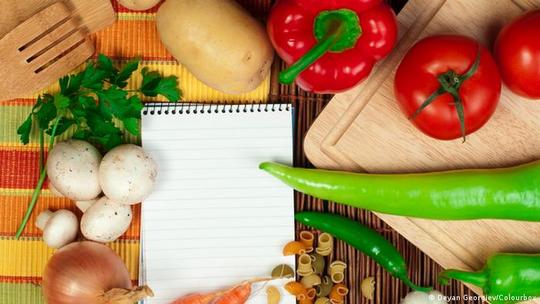 برنامه غذایی خود را ثبت کنید

دفتر یادداشتی تهیه کنید و هر چه روزانه می‌خورید را در آن ثبت کنید. این امر سبب می‌شود که بدانید چه هنگام چه مقدار خورده‌اید. پس از چندی با مقایسه آن چه روزانه خورده‌اید بهتر می‌توانید برنامه غذایی‌تان را تنظیم کنید.