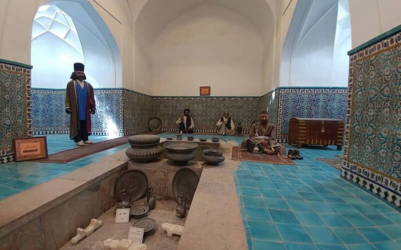 آداب حمام رفتن در تهران قدیم | آب آلو و لبوخوری با مشت و مال اضافه 
