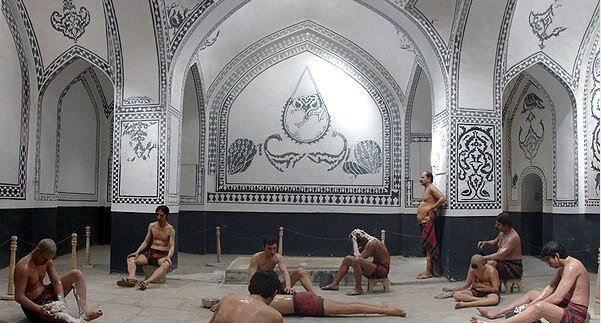 آداب حمام رفتن در تهران قدیم | آب آلو و لبوخوری با مشت و مال اضافه 
