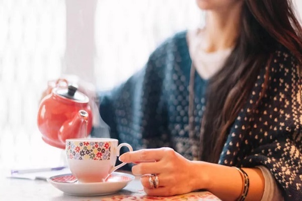 چرا نباید چای مانده را بنوشیم؟ | عوارض جدی خوردن چای کهنه دم