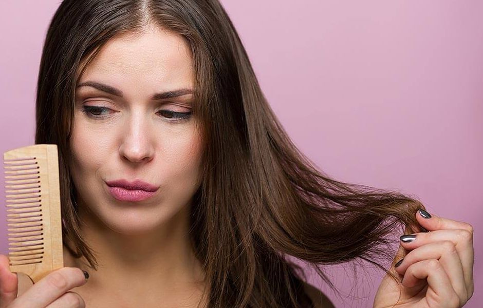 علت خشکی پوست سر چیست و چگونه آن را درمان کنیم؟ علت خشکی پوست سر چیست و چگونه آن را درمان کنیم؟