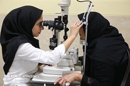 خشکی چشم چگونه اتفاق می‌افتد/ خطر ورود مواد آرایشی به چشم