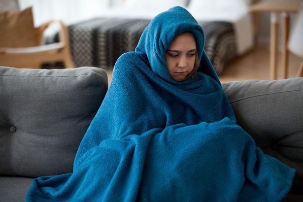 ۷ دلیل که نشان می‌دهد چرا همیشه سردتان است؛ از دیابت تا کم آبی بدن