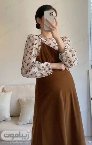 تیپ و استایل شیک و زیبا با سارافون حاملگی به رنگ قهوه ای و شومیز سفید گلدار