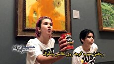 ببینید| حمله به تابلوی گل‌های آفتاب‌گردان ونگوک با سوپ گوجه فرنگی/ پیام: زمین در خطر است