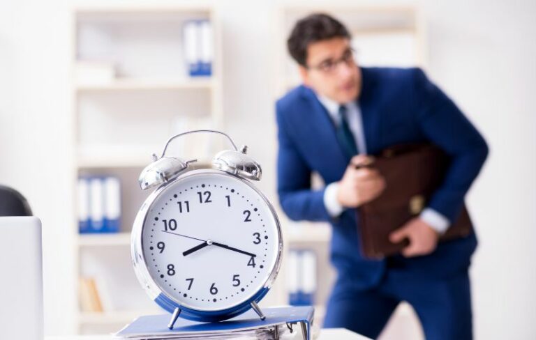 همیشه دیرتان می‌شود؟! ۱۱ راه ساده برای وقت‌شناس بودن