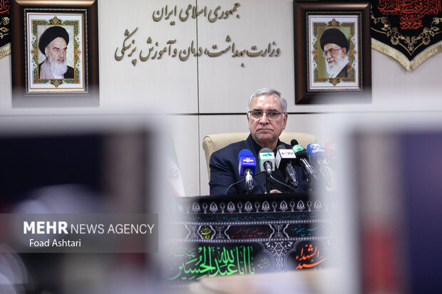 بهرام عین اللهی وزیر بهداشت در نشست خبری با حضور اصحاب رسانه حضور دارد