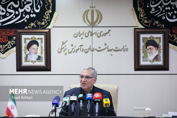 بهرام عین اللهی وزیر بهداشت در نشست خبری با حضور اصحاب رسانه حضور دارد
